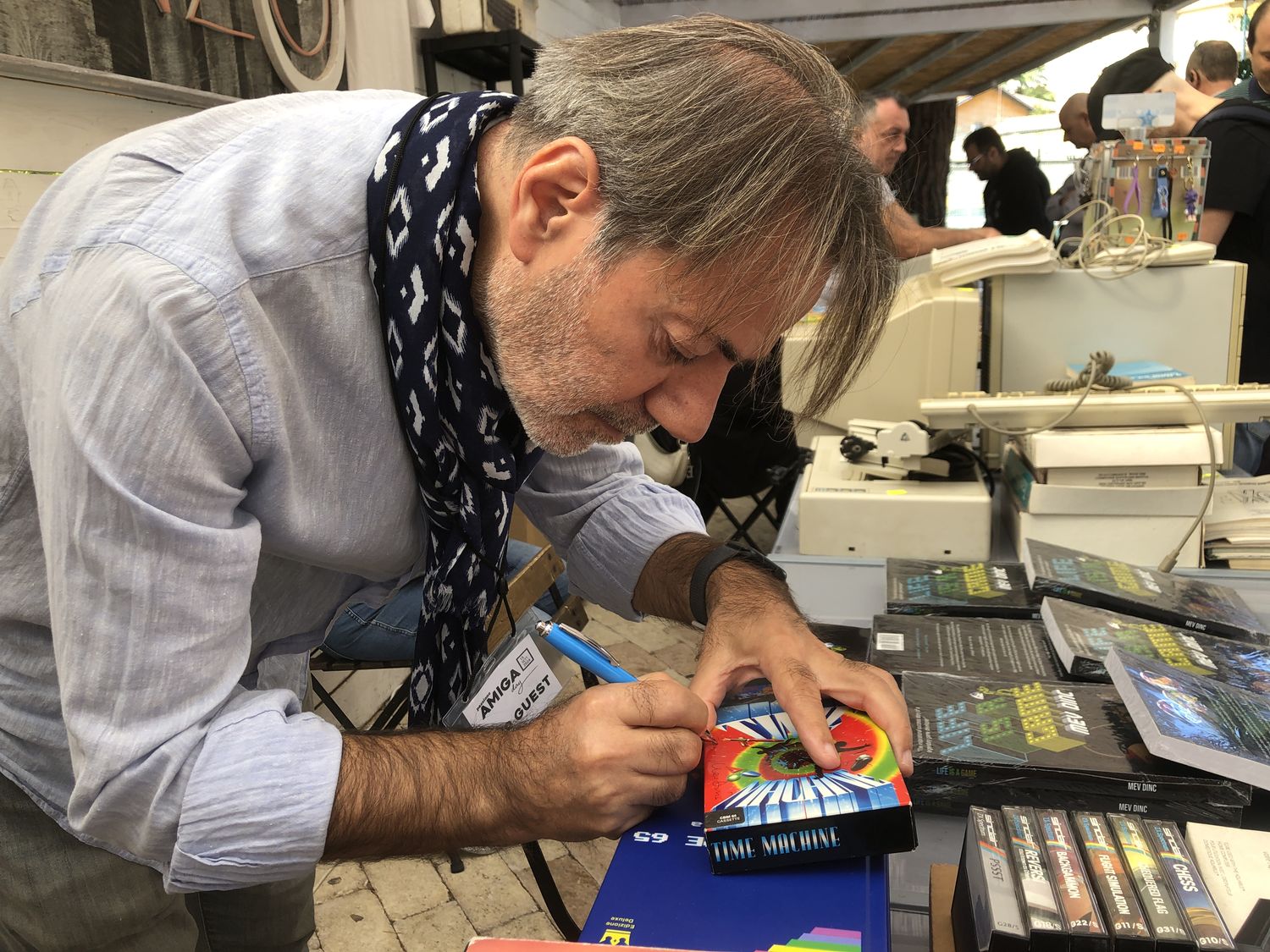 A guest signing autographs at Passione Amiga Day