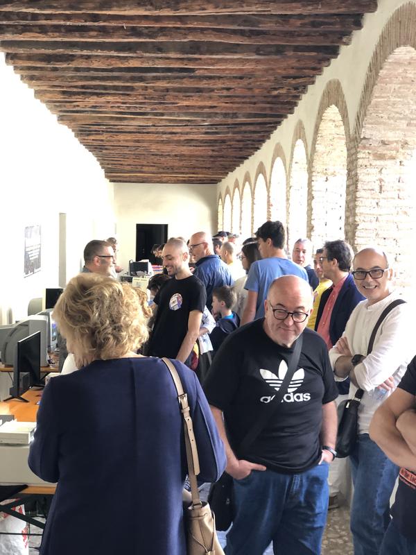 The crowd in the cloister