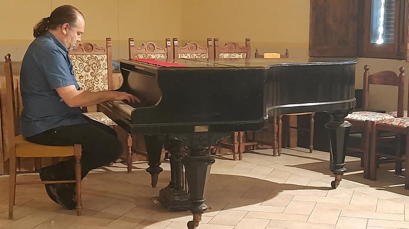 At the piano, at the end of the day