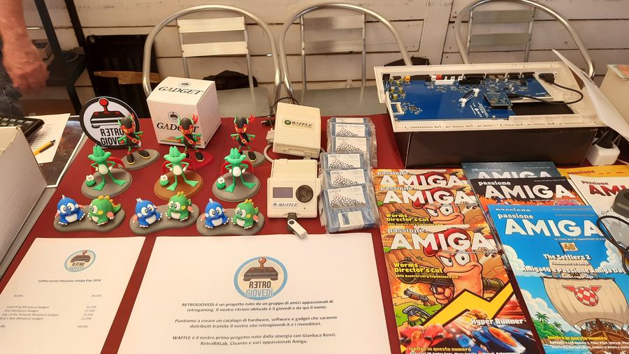 The awards table and Passione Amiga magazines